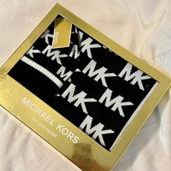 Michael Kors Women\'s 2-piece Beanie and Scarf Gift Set